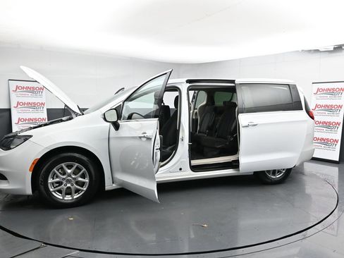 Used 2022 Chrysler Voyager LX image 42