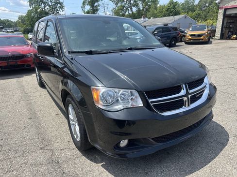 Used 2019 Dodge Grand Caravan SXT image 4