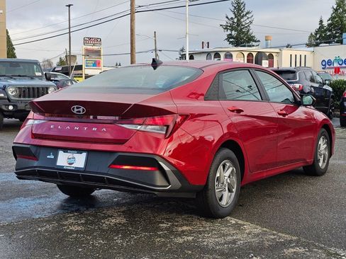 Used 2025 Hyundai Elantra SE image 7