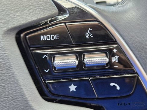 Certified 2024 Kia Niro EX FWD image 28