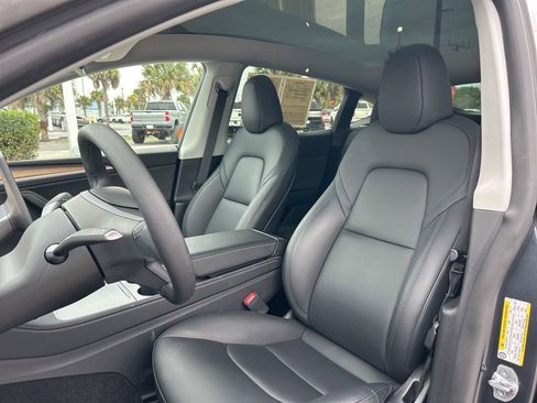 Used 2025 Tesla Model Y Long Range RWD image 19