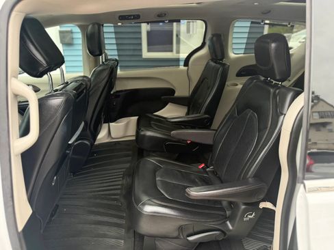 Used 2018 Chrysler Pacifica Touring-L Plus w/ Advanced Safetytec Group FWD image 38
