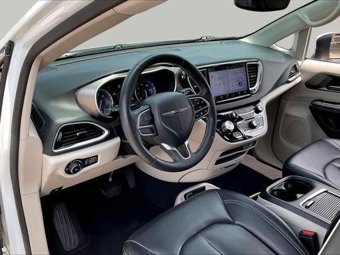 Used 2023 Chrysler Pacifica Touring-L FWD image 29