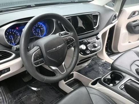 Used 2023 Chrysler Pacifica Touring-L FWD image 21