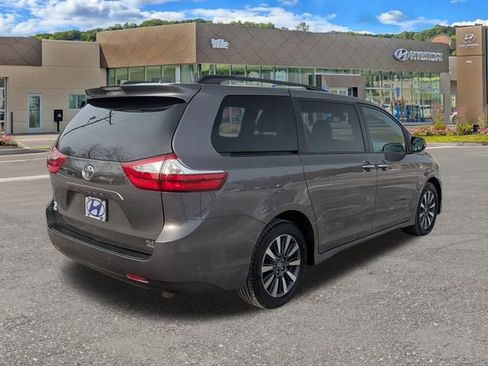 Used 2018 Toyota Sienna XLE Premium image 3