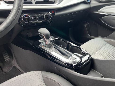 Used 2025 Chevrolet Trax LT image 40