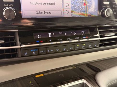 Used 2023 Toyota Sienna Limited FWD image 19