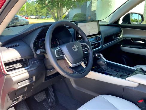 Used 2025 Toyota Grand Highlander XLE FWD image 18