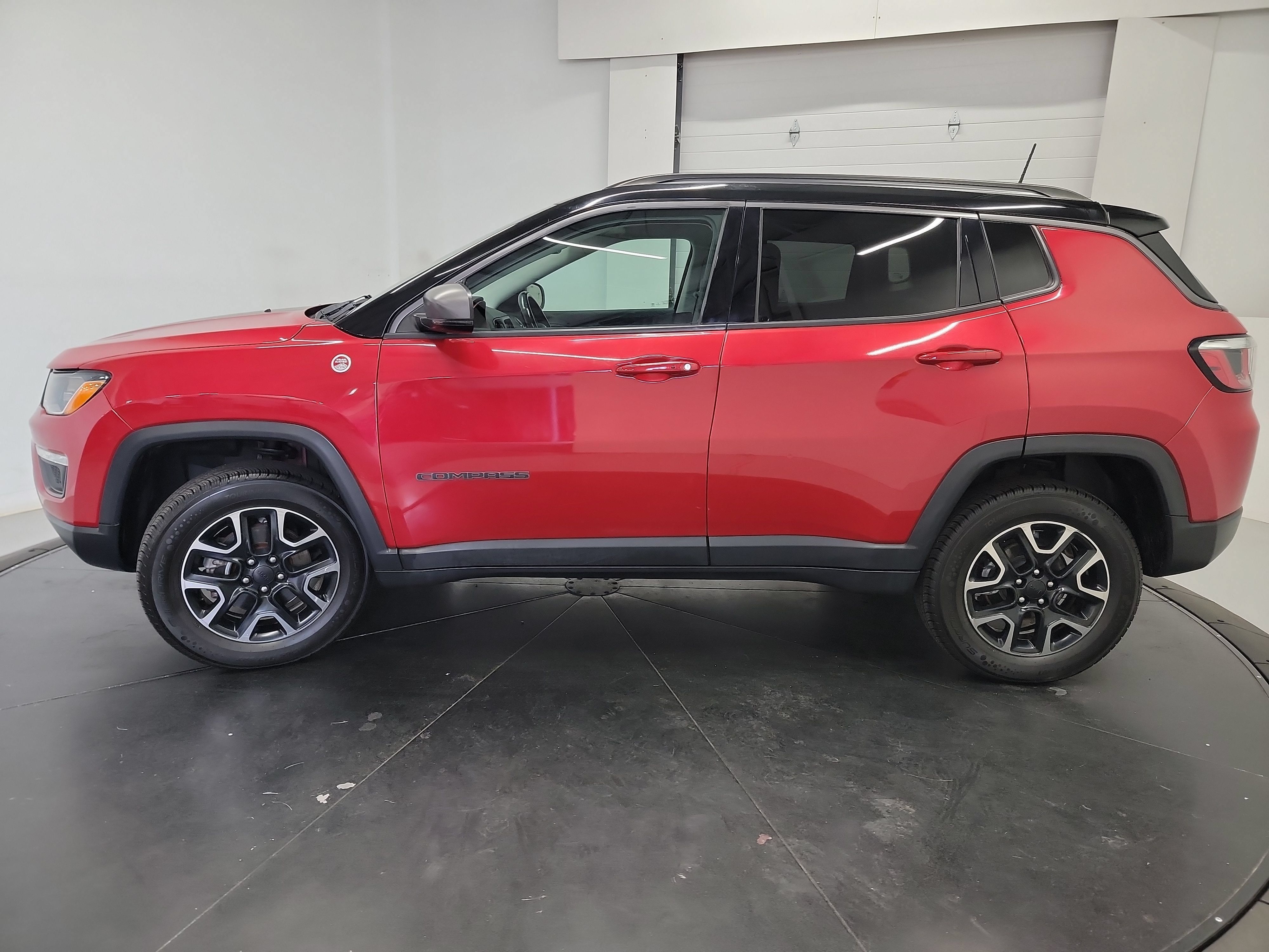 Used 2018 Jeep Compass Trailhawk w/ Leather Interior Group AWD/4WD image 4