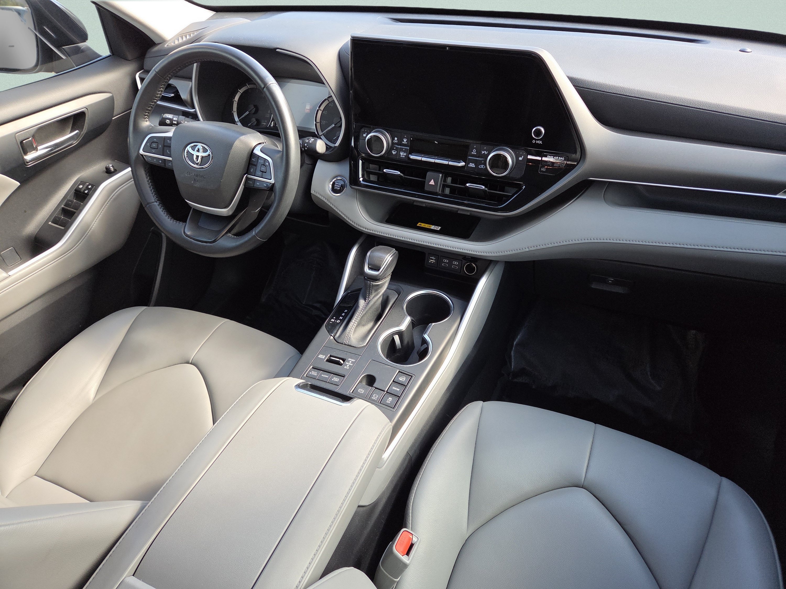 Used 2023 Toyota Highlander XLE AWD/4WD image 35