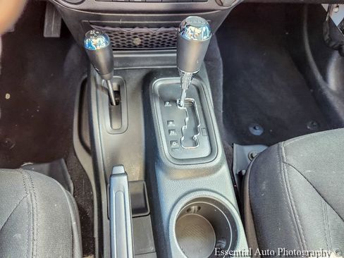 Used 2018 Jeep Wrangler Unlimited Sport S AWD/4WD image 13