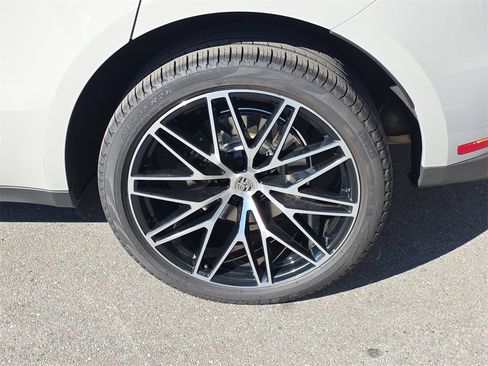 Certified 2025 Porsche Macan image 11