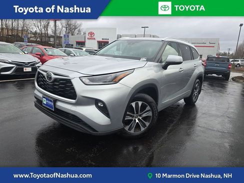 Used 2021 Toyota Highlander XLE AWD/4WD image 1