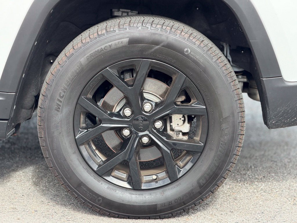 Used 2025 Jeep Grand Cherokee Altitude RWD image 3