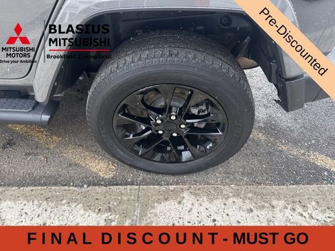 Used 2021 Jeep Wrangler Unlimited Sahara w/ Cold Weather Group AWD/4WD image 18