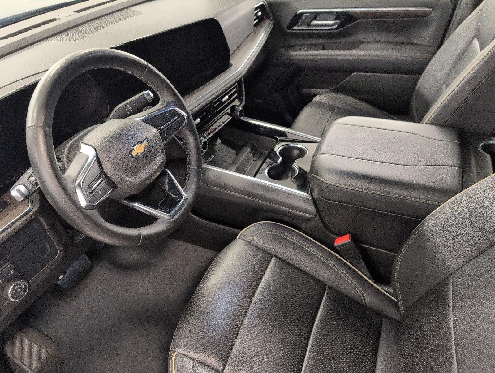 Used 2025 Chevrolet Suburban Premier AWD/4WD image 9