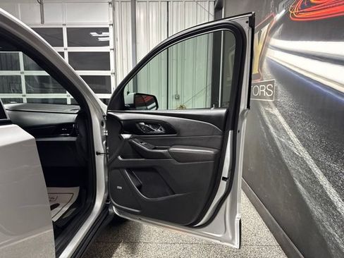 Used 2022 Chevrolet Traverse RS FWD image 30