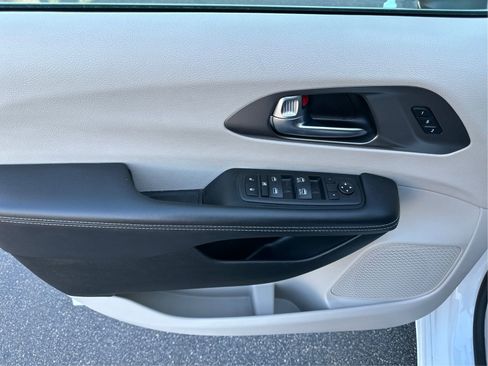 Used 2023 Chrysler Pacifica Touring-L FWD image 20