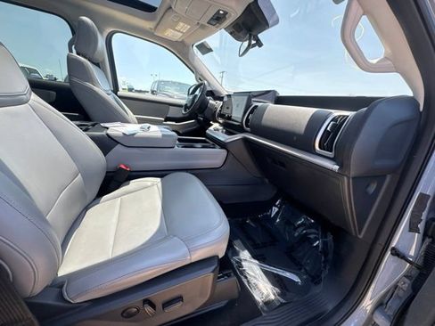 Used 2025 Ford Expedition Active AWD/4WD image 12