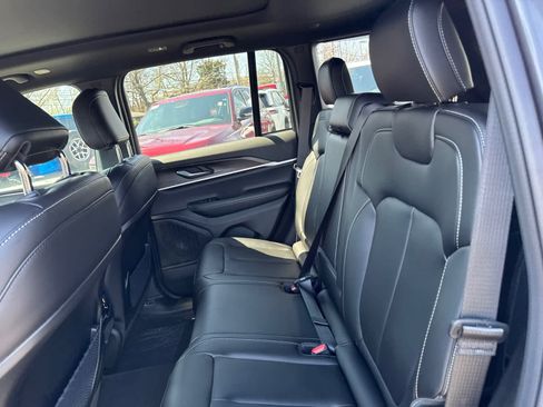 New 2025 Jeep Grand Cherokee Limited w/ Trailer Tow Package AWD/4WD image 28
