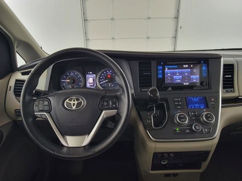 Used 2015 Toyota Sienna XLE Premium image 12
