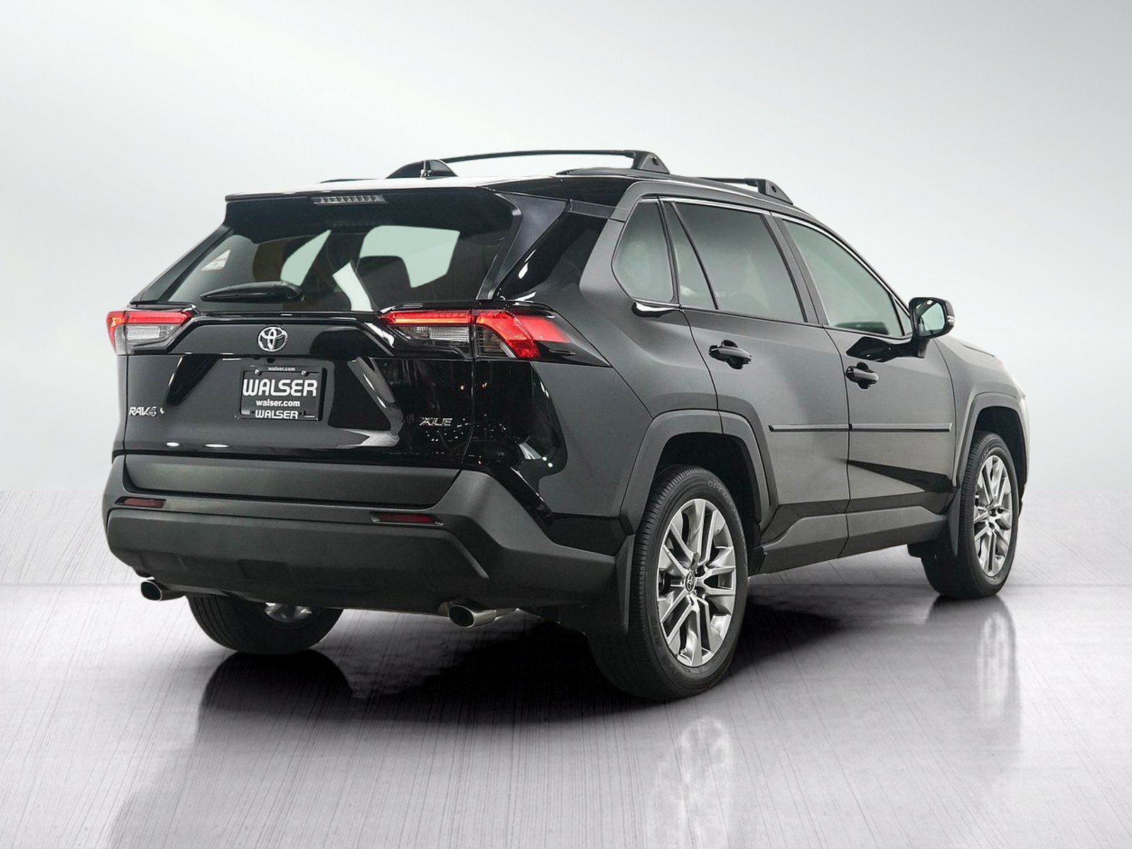 Used 2022 Toyota RAV4 XLE Premium FWD image 5