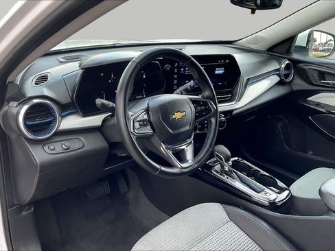 Used 2025 Chevrolet Trax LT w/ LT Convenience Package FWD image 17