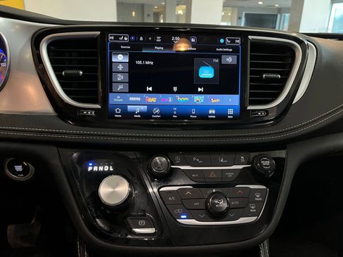 Used 2025 Chrysler Pacifica Limited image 21