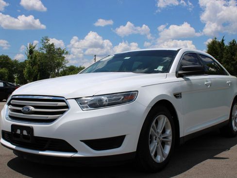Used 2016 Ford Taurus SE image 3
