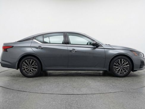 Used 2025 Nissan Altima 2.5 SV image 11