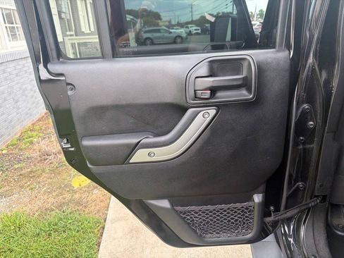 Used 2018 Jeep Wrangler Unlimited Sahara w/ Connectivity Group AWD/4WD image 25