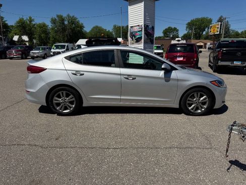 Used 2017 Hyundai Elantra SE FWD image 5