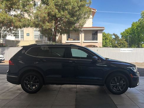 Used 2023 Volkswagen Tiguan SE w/ Panoramic Sunroof Package image 6
