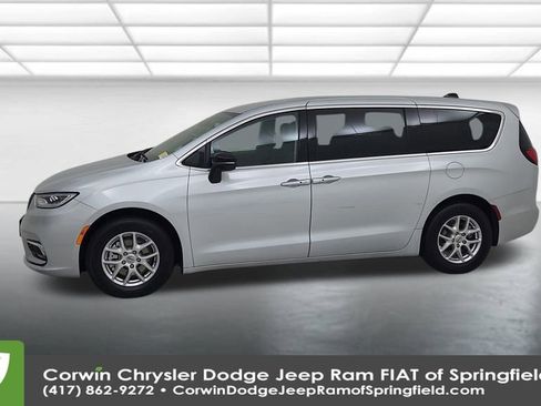 Certified 2024 Chrysler Pacifica Touring-L image 8