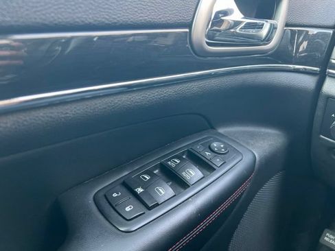 Used 2017 Jeep Grand Cherokee Trailhawk w/ Trailhawk Luxury Group AWD/4WD image 18