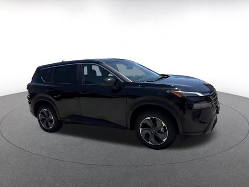 Used 2025 Nissan Rogue SV FWD image 2