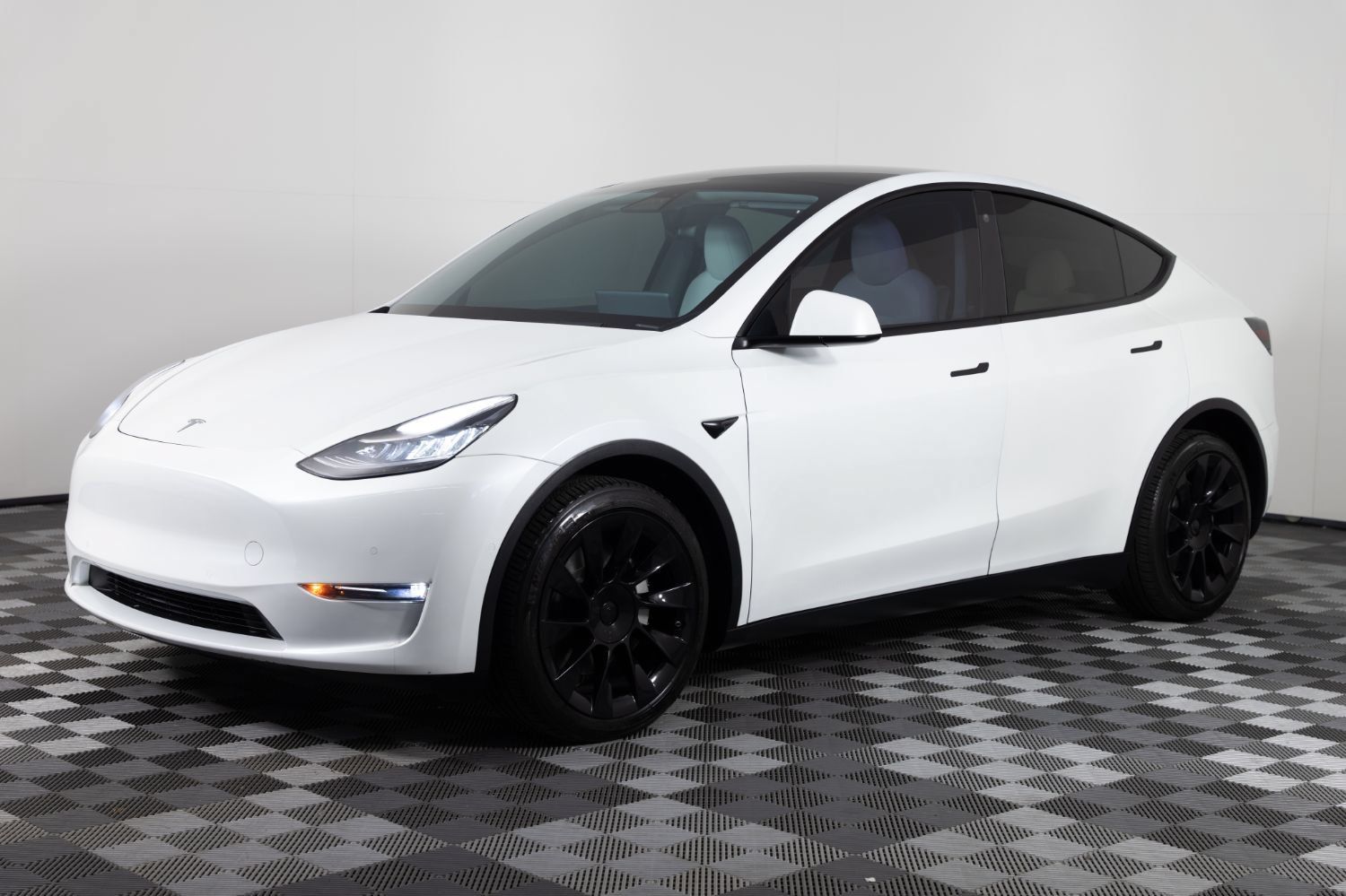 Used 2021 Tesla Model Y Long Range AWD/4WD image 1