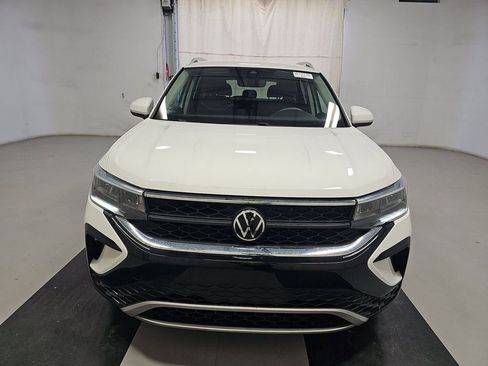 Used 2023 Volkswagen Taos SE w/ Black Wheel Package FWD image 2