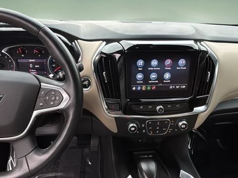 Used 2022 Chevrolet Traverse LT w/ LT Premium Package FWD image 11