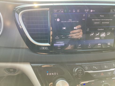 Used 2024 Chrysler Pacifica Touring-L FWD image 11