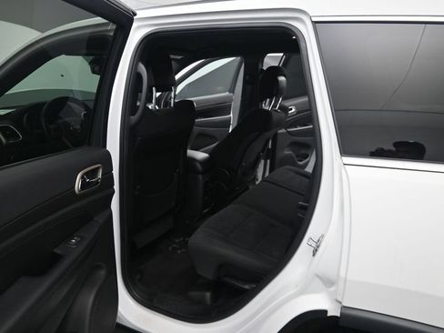 Used 2017 Jeep Grand Cherokee Laredo AWD/4WD image 11