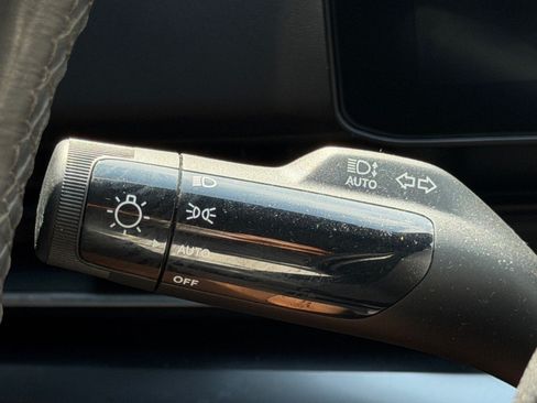 Used 2025 Kia Carnival FWD image 30
