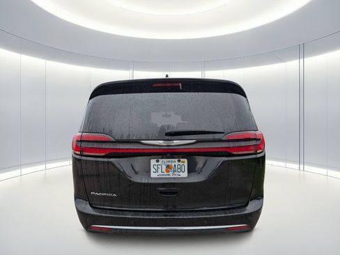 Used 2023 Chrysler Pacifica Touring-L FWD image 5