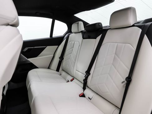 Certified 2025 BMW 530i xDrive 530i xDrive w/ Premium Package image 20