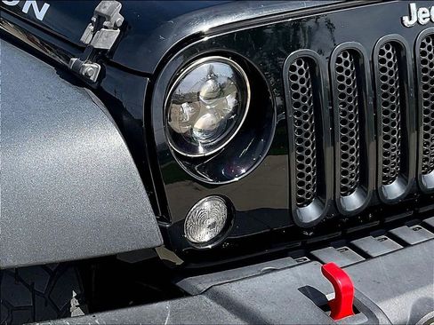 Used 2015 Jeep Wrangler Unlimited Rubicon w/ Connectivity Group AWD/4WD image 29