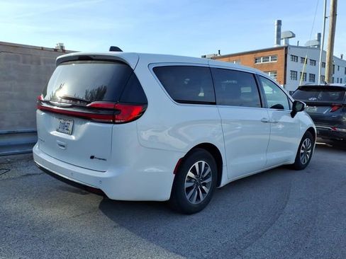 Used 2023 Chrysler Pacifica Touring-L image 4