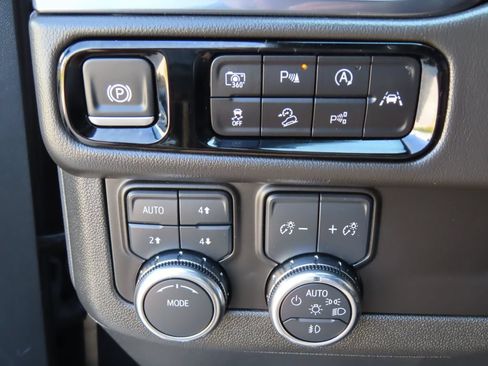 Used 2025 GMC Yukon AT4 AWD/4WD image 14