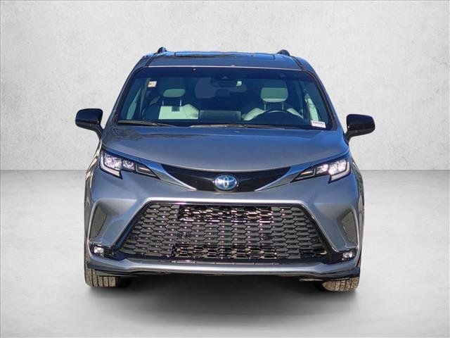 Used 2022 Toyota Sienna XSE FWD image 2