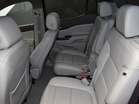 Used 2021 GMC Acadia SLT image 17