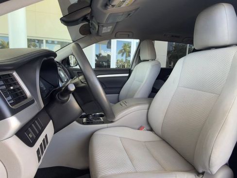 Used 2019 Toyota Highlander LE FWD image 4